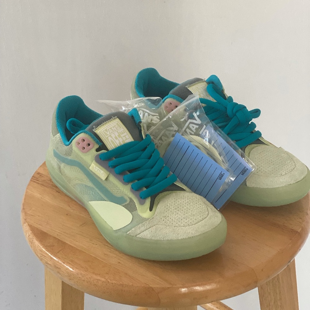 VANS SIZE 5.5 COLOR WHEEL